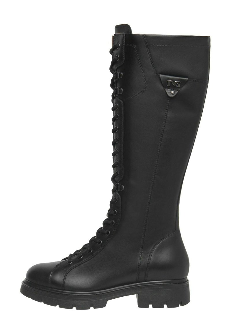 Botte noire en cuir, arrive au genou, avec des lacets sur le devant, surface texturée et un solide talon bloc. Présente un accent logo métallique sur le côté.