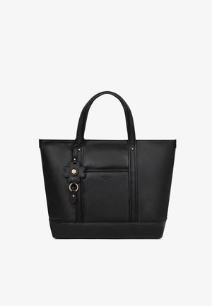 Schwarze Ledertasche mit doppelten Griffen, Außentasche und blumenförmigem Schlüsselanhänger mit goldfarbener Hardware.