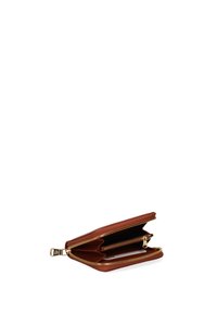 Portafoglio in pelle marrone con zip dorata. Presenta due scomparti, un porta carte interno e una texture liscia. Aperto ad un angolo.
