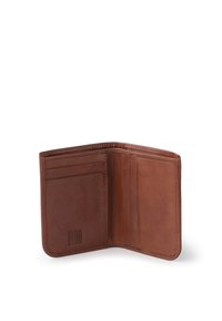 Portefeuille en cuir marron avec un intérieur montrant plusieurs emplacements pour cartes et une texture lisse. Marque en relief sur un côté.
