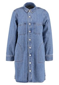 Denimklänning med lång ärm, krage, knappstängning fram, två bröstfickor och fickor i sidorna. Ljusblå färg med texturerad yta.