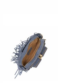 Blauwe suède tas met franjes, gouden ritsdetails en een tan interieur. Voorzien van meerdere vakken voor opslag.