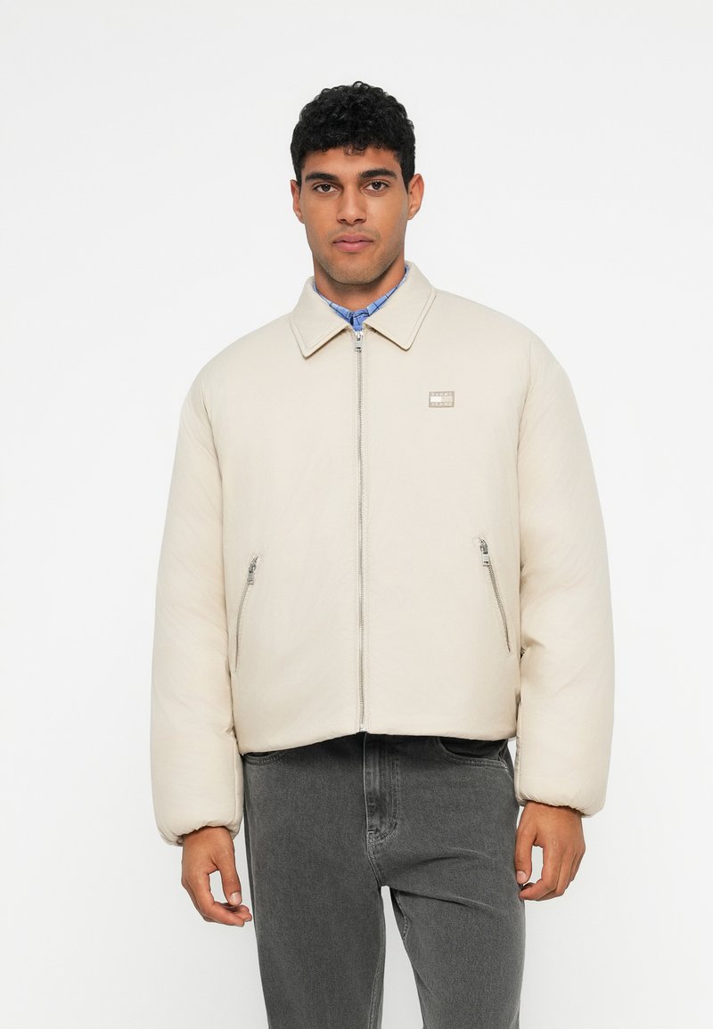 Tommy Jeans WATER REPELLENT COLLARED RELAXED PADDED JACKET - Zimní bunda - gulf sand