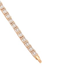 Bracciale in tono oro con gemme rettangolari trasparenti montate in impostazioni a griffe, con piccoli accenti rotondi tra ciascuna pietra.