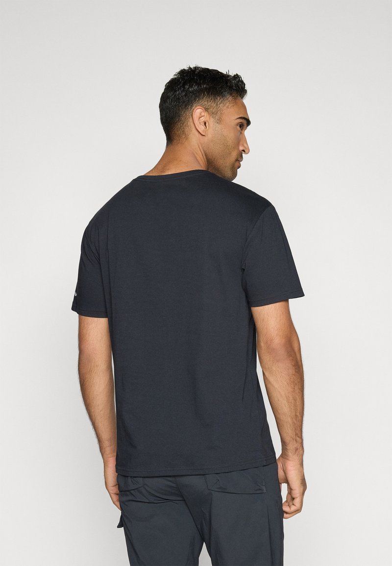 Zwarte katoenen t-shirt met een ronde halslijn en korte mouwen, met een gladde textuur en een relaxte pasvorm, van de achterkant getoond.