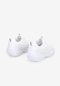 Scarpe da ginnastica bianche con suola in gomma testurizzata, parte superiore in rete e sintetico, e dettagli neri in contrasto sul tallone.