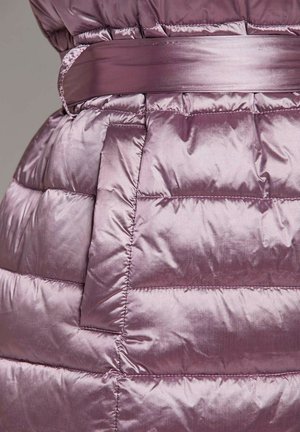 Gevoerde jas in iriserend mauve met een gladde textuur, voorzien van een ceinture taille en een zichtbare patch pocket voor extra detail.