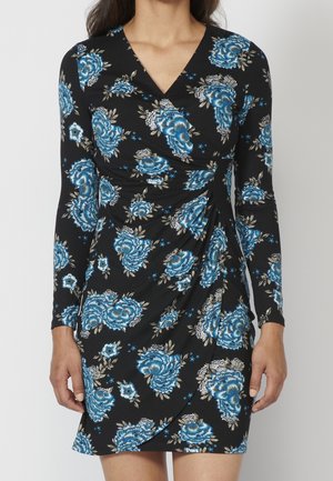 Schwarzes Kleid mit langen Ärmeln und tiefem V-Ausschnitt, verziert mit blauen und weißen Blumenmustern, mit seitlichen Raffungselementen.