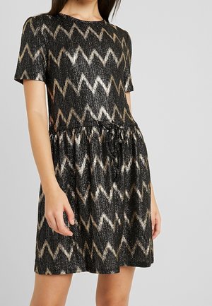 Schwarzes und goldenes kurzärmeliges Kleid mit Zickzackmuster, geraffter Taille und strukturiertem Stoff. Mit Kordelzug-Detail an der Taille.