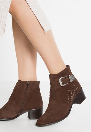 Botki kowbojki i motocyklowe