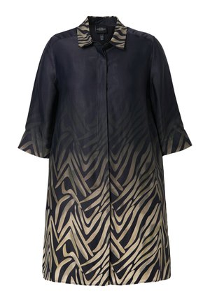 Czarny płaszcz do kolan z beżowym abstrakcyjnym nadrukiem zebry na kołnierzu, mankietach i dolnej części, z ukrytym zapięciem z przodu i rękawami do łokcia.