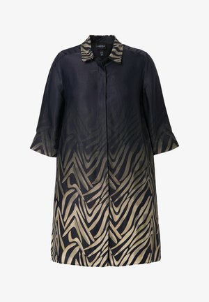 Czarny płaszcz do kolan z beżowym abstrakcyjnym nadrukiem zebry na kołnierzu, mankietach i dolnej części, z ukrytym zapięciem z przodu i rękawami do łokcia.