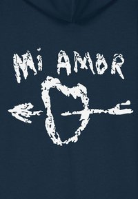 Felpa blu navy con testo bianco e testurizzato "Mi Amor" e design di un cuore trafitto da una freccia, che trasmette uno stile grafico e casual.
