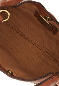 Borsa a tracolla in pelle marrone con dettagli in oro. L'interno presenta una foderatura testurizzata di colore marrone chiaro e un piccolo cartellino embossato. I segni di pulizia sono visibili.