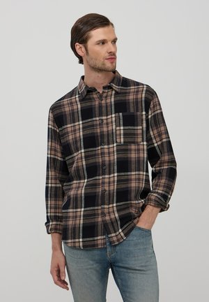Camicia a quadri in blu scuro, beige e nero. Maniche lunghe, chiusura frontale con bottoni, taschino singolo sul petto. Tessuto morbido; vestibilità casual.