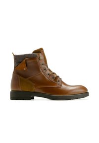 Bottines en cuir marron avec un col en tissu gris foncé texturé, un talon renforcé, six œillets et une semelle en caoutchouc plate.