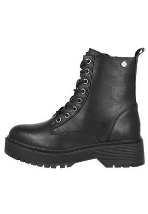 Botas de tobillo de imitación piel negra con punta redonda, parte delantera con cordones, ojales plateados y suela de goma gruesa con relieve texturizado.