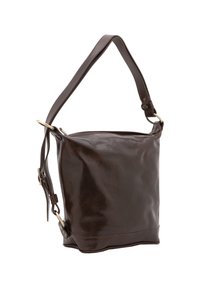 Borsa a spalla in pelle marrone con una texture liscia, una tracolla regolabile e accessori in ottone, presenta una silhouette arrotondata e cuciture sottili.