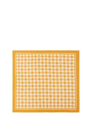 Foulard vichy jaune et blanc avec un motif de petites étoiles, cœurs et lettres « C », bordé de bords jaunes unis avec « Coach » aux coins.