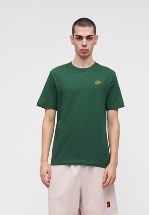 Nike Sportswear, CLUB TEE - Обикновена тениска - fir/metallic gold-coloured