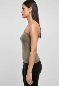 Olivengrønn, en-skulder tanktopp laget av elastisk materiale, tettsittende design, og kontrastfarge svarte, ribbede leggings for et strømlinjeformet utseende.