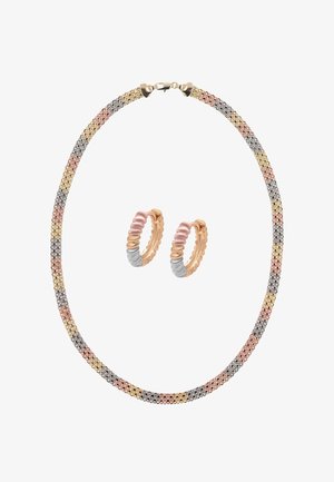 Zestaw naszyjnika i kolczyków kołowych z utkanym wzorem w trójkolorowych metalach: złoto, różowe złoto i srebrne odcienie.