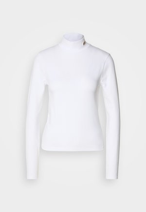 Weißes Langarm-Turtleneck-Shirt aus weichem Baumwollstoff, mit einer figurnahen Passform und einem kleinen Logo-Akzent in der Nähe des Kragens.
