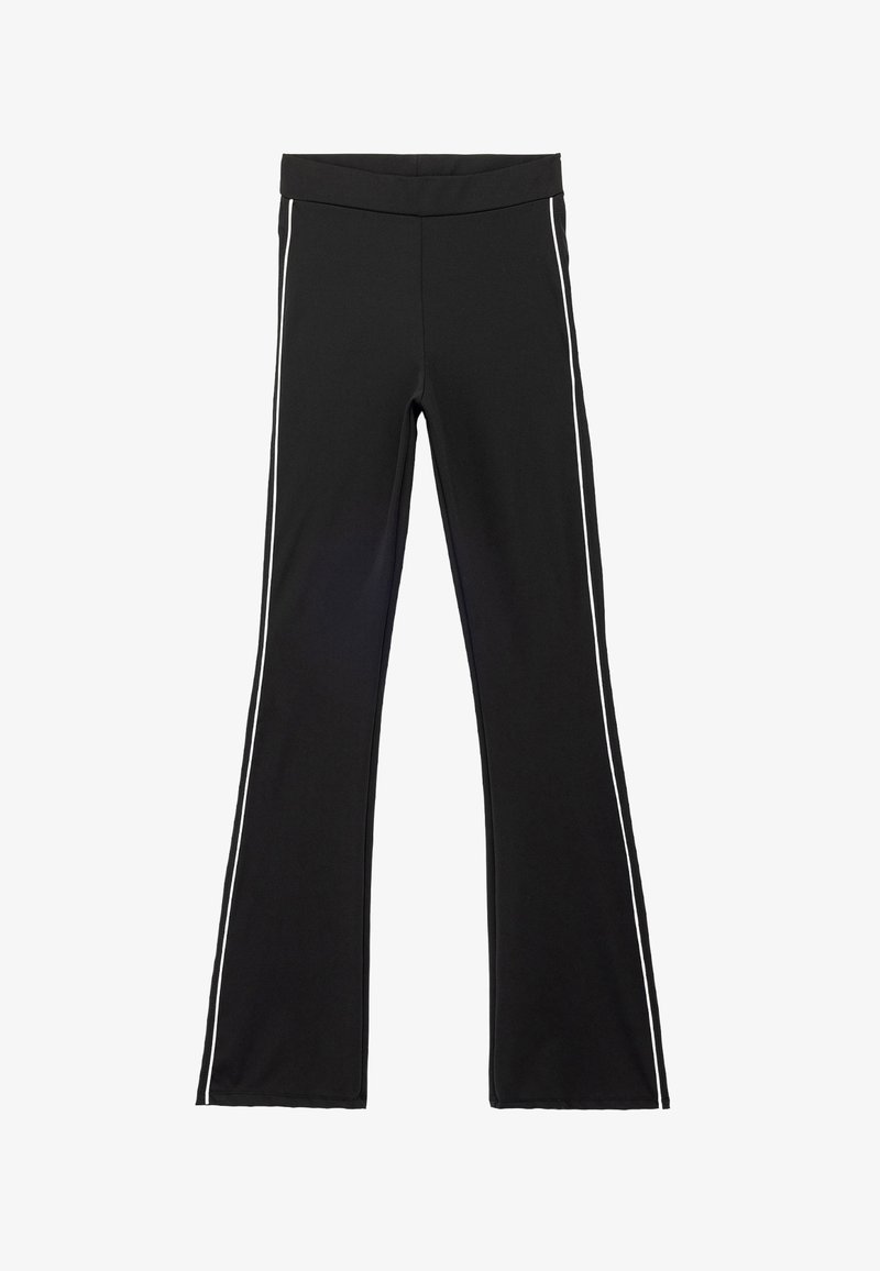 Pantalons noirs évasés avec une texture lisse, présentant des bandes latérales blanches. La taille est large et élastique pour plus de confort.