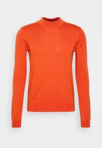 Pomarańczowy sweter z dzianiny z wysokim kołnierzem, długimi rękawami, dopasowaną sylwetką oraz ściągaczami na mankietach i dole. Miękka faktura, minimalistyczne detale.