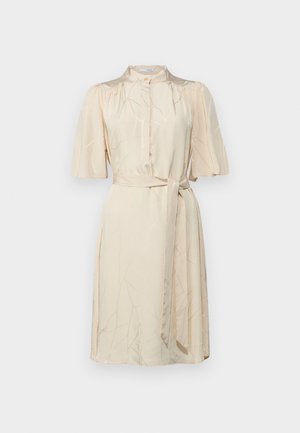 Béžové šaty s krátkymi rukávmi, vysokým golierom, zavinovacím dizajnom a jemnými lístkovými vzormi. Vyrobené z hladkej, ľahkej látky s pásikom.