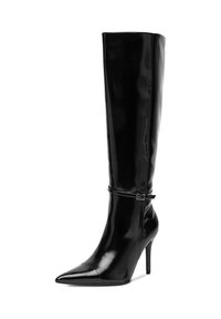Czarne stylowe botki na wysokim obcasie sięgające do kolan, z błyszczącym lakierowanym wykończeniem, spiczastym czubkiem oraz smukłym paskiem w kostce z detalem sprzączki.