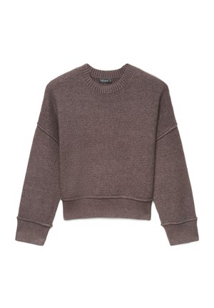 Pull marron tricoté à manches longues avec col rond, poignets, ourlet et encolure côtelés, posé à plat sur un fond blanc.