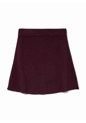 Gonna mini A-line di un rosso borgogna scuro con vita alta, design semplice e orlo leggermente svasato su sfondo bianco.