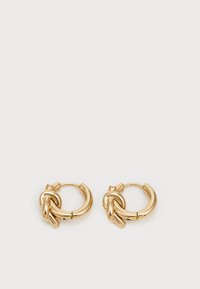 Boucles d'oreilles en or en forme de hoop avec un design en nœud tordu. Fabriquées en métal brillant avec une texture lisse. Forme compacte et circulaire avec une fermeture sécurisée.