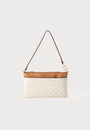 Clutch in tessuto bianco con dettagli in pelle marrone, caratterizzato da un motivo a logo MK su tutta la superficie, tracolla rimovibile e finiture in oro.