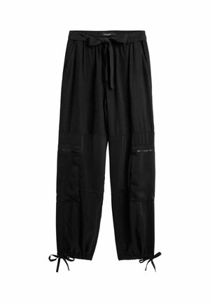 Čierne cargo nohavice z ľahkej látky, s pásom na šnúrku, vreckami na zips a nastaviteľnými šnúrkami na členkoch.