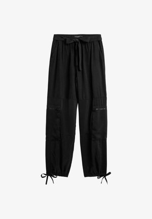 Schwarze Cargo-Hose aus leichtem Stoff, mit elastischem Bund zum Schnüren, Reißverschlusstaschen und verstellbaren Bändern an den Knöcheln.