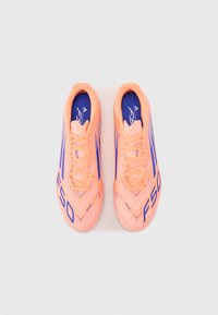 adidas Performance F50 LEAGUE - Jalkapallokengät kiinteälle alustalle - beam orange/lucid blue/white