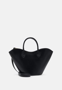 Sort læderhåndtaske med to topgreb, en bred, buet form og en aftagelig skulderrem. Har en lynlås lukning og en glat overflade.