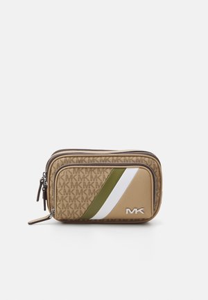 Pochette Michael Kors tan con motivo a monogramma MK, con due scomparti con zip e strisce diagonali bianche e verdi sulla tasca frontale.
