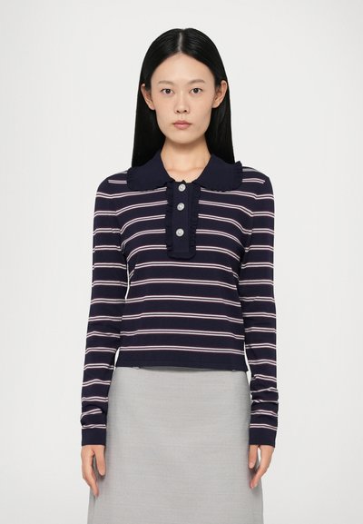 Polo à manches longues rayé bleu marine et rose avec un col volanté et une patte de boutonnage à trois boutons. Texture lisse, coupe courte.