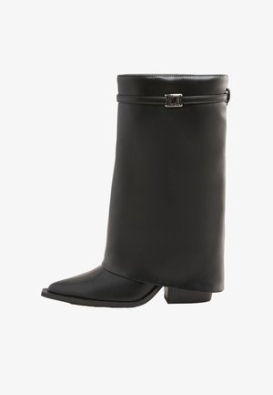 Juodi odiniai aulinukai su smailiu kulnu, sulankstytu viršutiniu skyriumi ir maža metaline detalė. Yra storas kulnas, suteikiantis stabilumo.