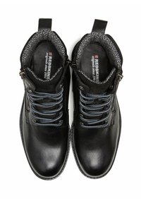 Bottes cheville en cuir noir à finition lisse, lacets bleus à motifs et doublure en polaire grise. Dotées de fermetures éclair sur les côtés.