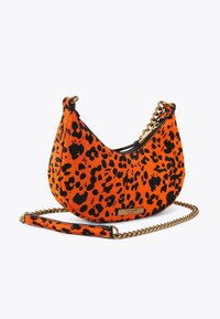 Borsa a mano con stampa leopardata in arancione e nero, caratterizzata da un design curvo, tessuto testurizzato, tracolla in catena dorata e chiusura con zip.