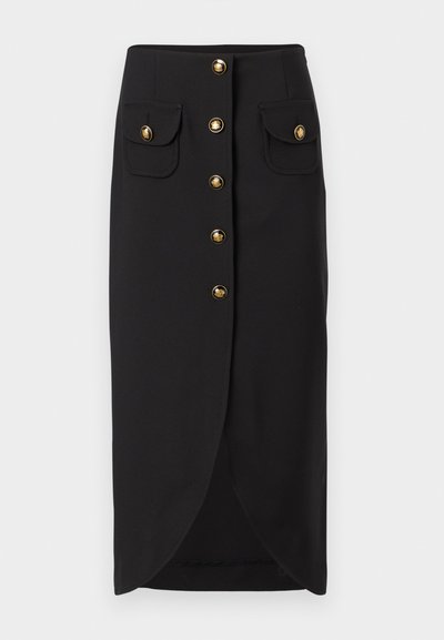 Μαύρη μίντι φούστα με χρυσά κουμπιά στο μπροστινό μέρος, δύο τσέπες με καπάκι και αντίστοιχα χρυσά κουμπιά, και μια ελαφριά σχισμή μπροστά.