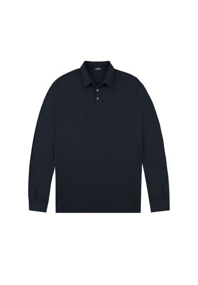Polo à manches longues, de couleur bleu marine foncé, fabriqué en tissu texturé, avec un col et une patte de boutonnage à trois boutons. Coupe droite au niveau de l'ourlet.