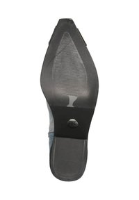 Crna potplata cipele s teksturiranim uzorkom za grip, glatki dio pete i zaobljeni oblik prstiju. Naglašena malom metalnom oznakom.