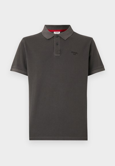 Polo shirt gris foncé en coton, avec un col classique, une patte de boutonnage à deux boutons, des manches courtes et un petit logo sur la poitrine.