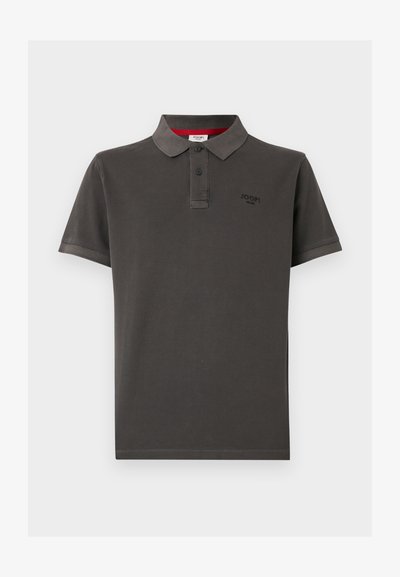 Polo shirt gris foncé en coton, avec un col classique, une patte de boutonnage à deux boutons, des manches courtes et un petit logo sur la poitrine.