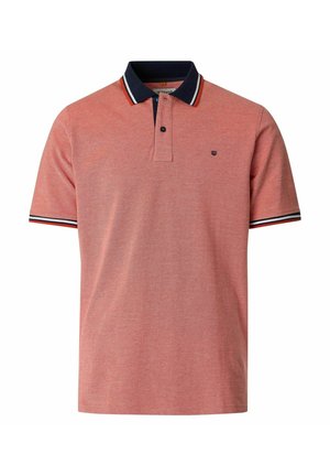 Kurzärmeliges Poloshirt in lachsrosa mit dunkelblauem Kragen und gestreiften Abschlüssen an Ärmeln und Kragen, durchgehender Knopfleiste vorne und kleinem Logo auf der Brust.